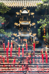 寺庙里的红蜡烛