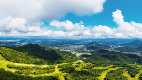 中国吉林万科松花湖滑雪场夏天全景