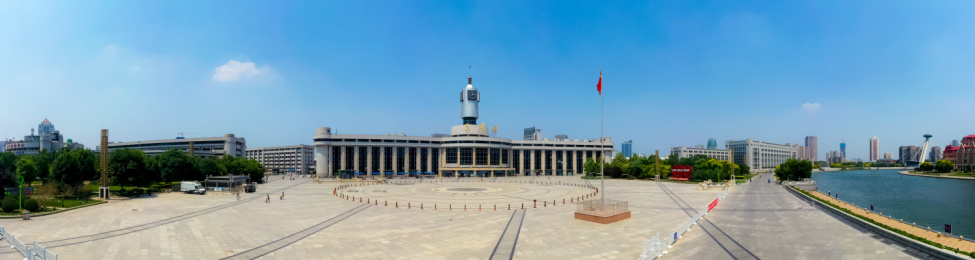 中国天津火车站站前广场
