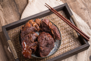 木桌子上的一盘酱牛肉