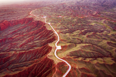 航拍霞光中的甘肃张掖平山湖大峡谷