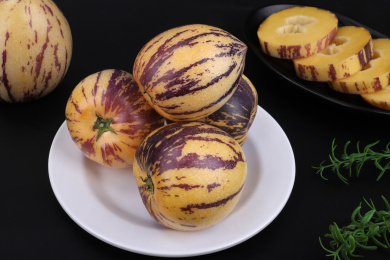 放在黑色背景盘子里的人生果