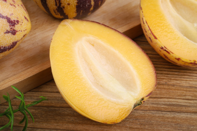 放在复古背景上盘子里切开的人生果