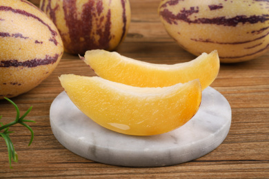 放在木纹背景大理石上切开的人生果