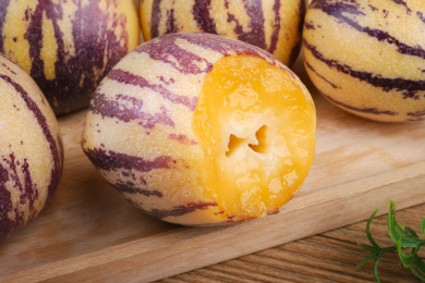 放在木纹背景上盘子里咬了一口的人生果