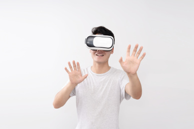 带着VR眼镜的男士。开心的伸出双手探索