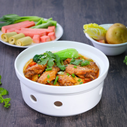 放在木纹背景上碗里的鸡公煲