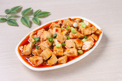 放在木纹背景上盘子里的家常麻婆豆腐