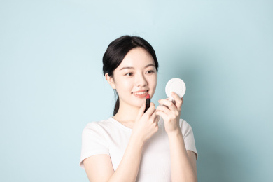 一名年轻的女生