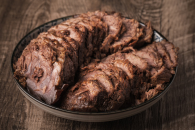 木桌子上的切片酱牛肉