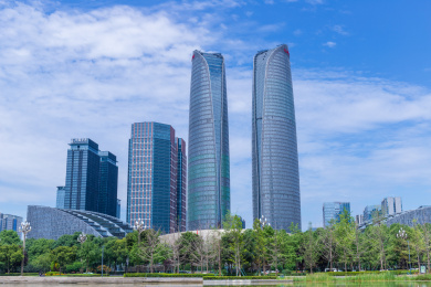 四川成都金融城天府国际金融中心双塔和湖面