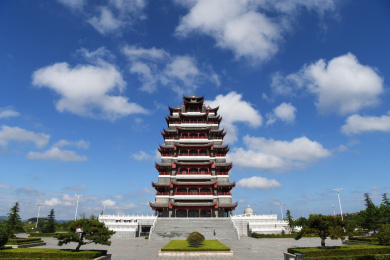 蓝天白云下山东枣庄翼云阁