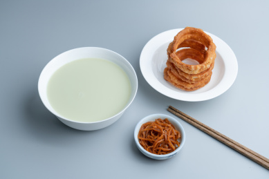 中国的老北京特色美食豆汁和焦圈