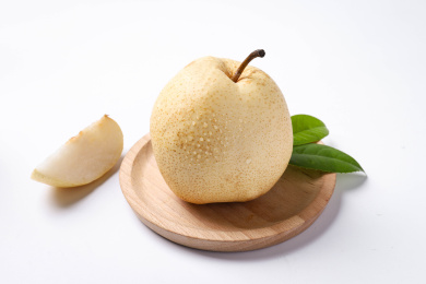 放在白色背景盘子上的皇冠雪梨