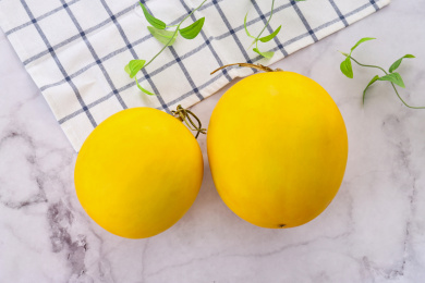 放在大理石背景餐布上的黄河蜜甜瓜