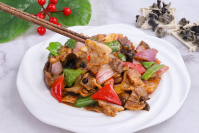 放在盘子里的洋葱炒肉片