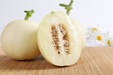 放在竹帘背景上切开的阎良甜瓜