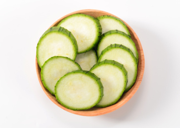 白背景上新鲜的丝瓜片