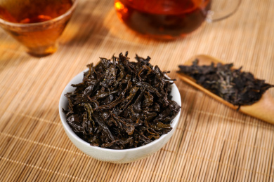 竹帘背景上茶杯里冲泡过的茶叶