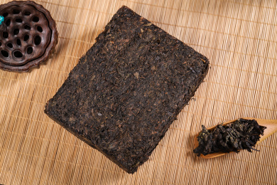 放在茶垫上的茯砖茶块