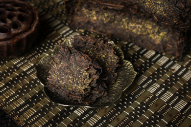 放在白色背景上的茯砖茶