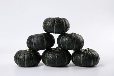 白色背景上的堆在一起的日本贝贝南瓜