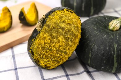 方格餐布上蒸熟去皮的日本贝贝南瓜