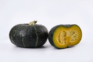 放在白色背景上切开的迷你贝贝南瓜