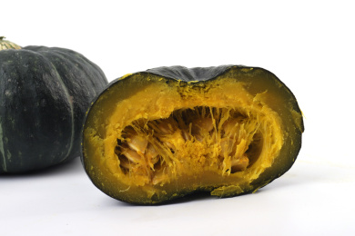 白色背景上蒸熟切开的贝贝南瓜