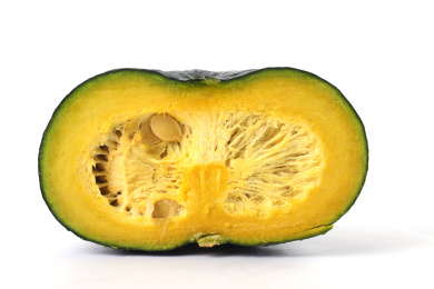 白色背景上切开的新鲜贝贝南瓜