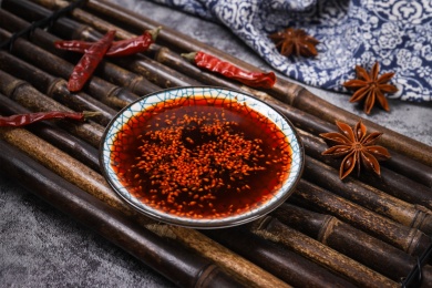 放在竹排上碟子里的辣椒油