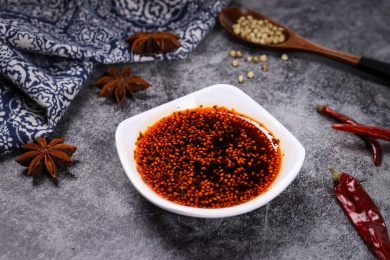 放在深色背景上碟子里的辣椒油