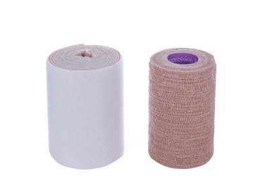 白色背景上的医疗弹力绷带