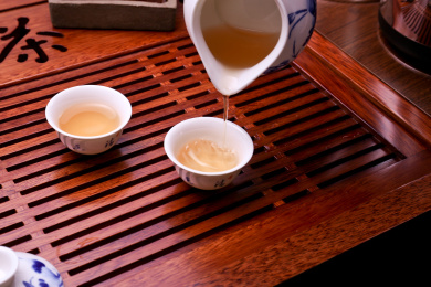 茶盘上往盖碗里倒茶水