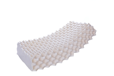 放在白色背景上的乳胶枕弯曲立体图