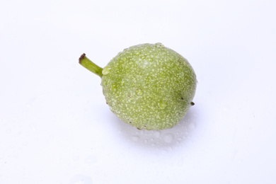 放在白色背景上的青皮生核桃