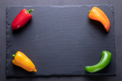 正上方视角特写放在石板上的新鲜彩椒