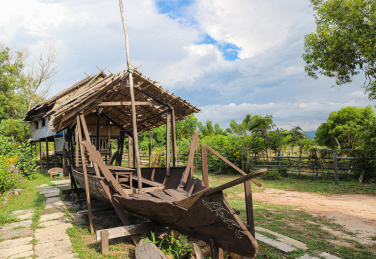 马纳西亚沙巴月亮湾破旧木船