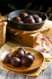 糖炒栗子放在木盘里