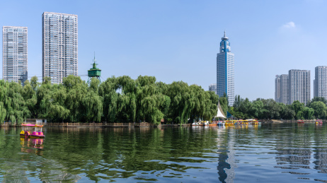 辽宁沈阳南湖公园的湖边园林建筑