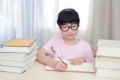 女学生在写家庭作业