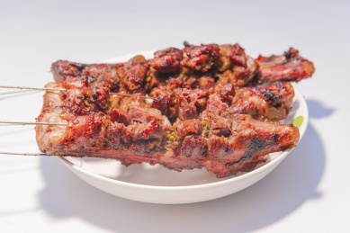 烧烤摊诱人的烤羊腱子羊肉串
