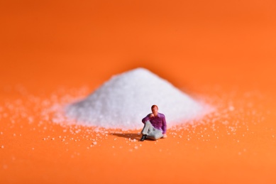 红色背景上的小人与食盐，关于健康的思考