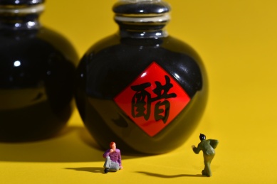 黄色背景上的小人与醋坛，关于健康的思考