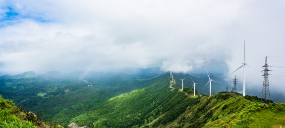 中国广东河源东源县缺牙山夏日雨后的风车
