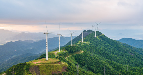 中国广东河源东源县缺牙山夏日雨后的风车