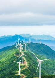 中国广东河源东源县缺牙山夏日雨后的风车