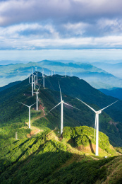 中国广东河源东源县缺牙山夏日雨后的风车