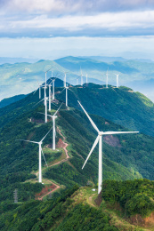 中国广东河源东源县缺牙山夏日雨后的风车