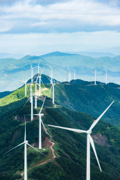 中国广东河源东源县缺牙山夏日雨后的风车